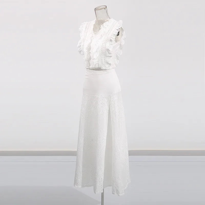 أنيقة الدانتيل والتطريز تنورة مجموعة امرأة 2025 أنيق جودة عالية الأبيض الجوف خارج Ruched أعلى عالية الخصر تنورة طويلة 2 قطعة مجموعة