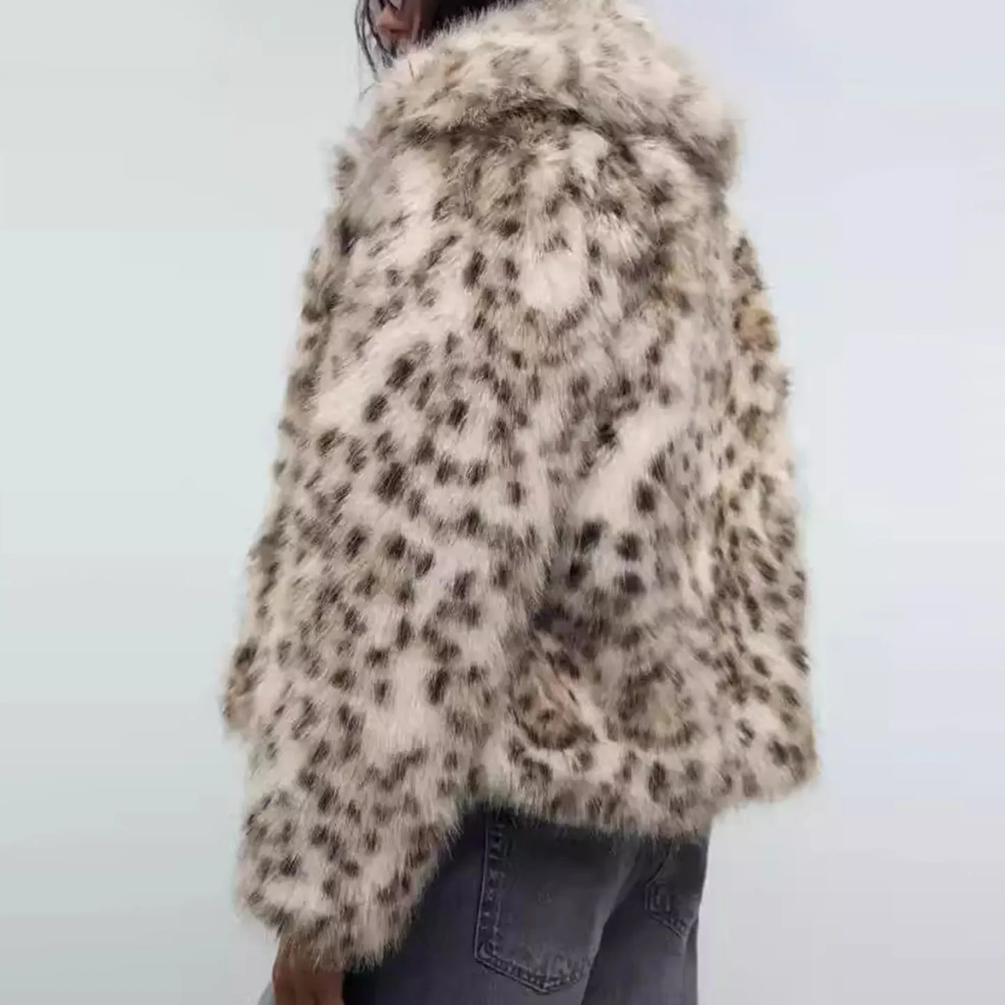 معطف نسائي فضفاض مناسب بأزرار للإغلاق لخريف 2025 Z ماركة طويلة Sve وياقة على شكل طية صدر السترة أوروبية مزخرفة بالفرو