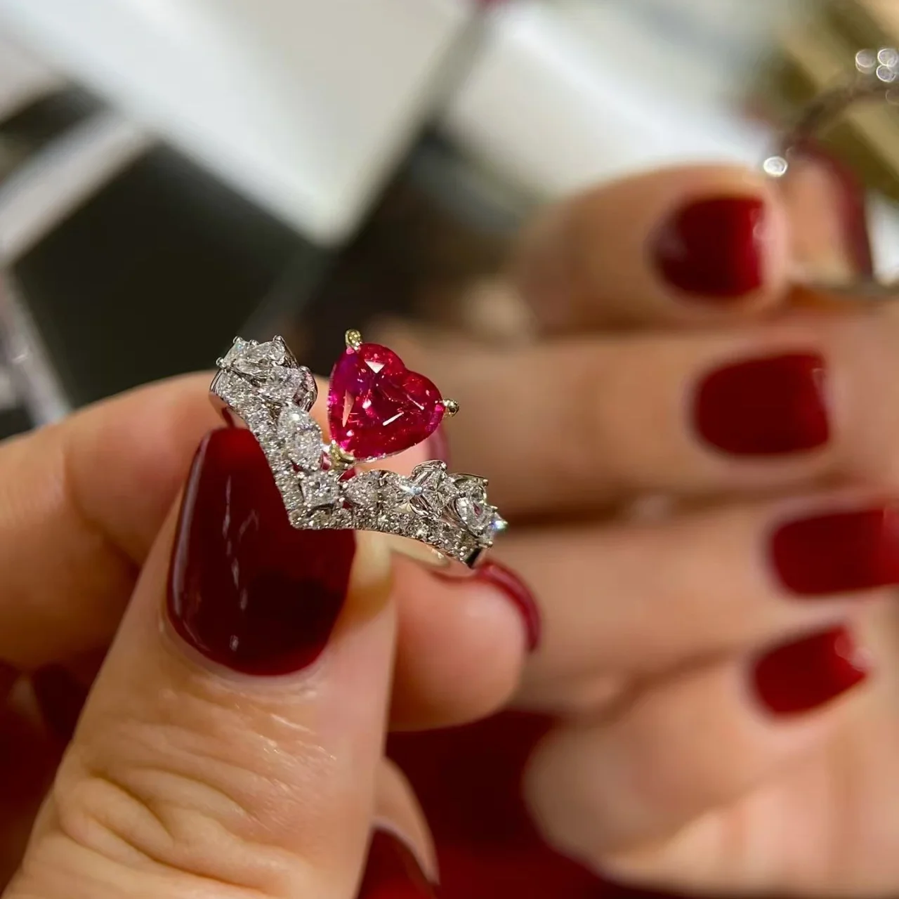 

Кольцо в стиле ретро с сердечком и короной для женщин, инкрустированное высокоуглеродистым бриллиантом и красным корундом, двойное V-образное кольцо, универсальное женское кольцо