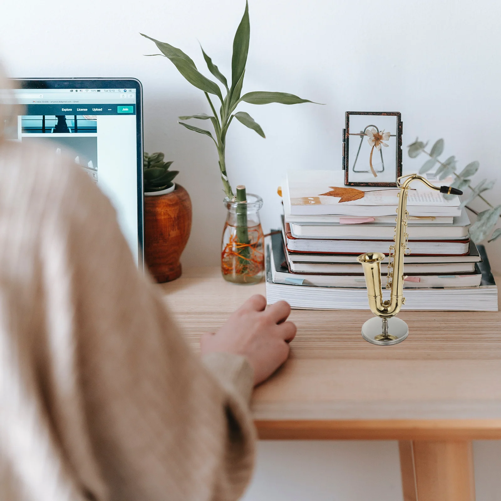 

1Set Saxophone Adornment Golden Fine Workmanship Practical Mini Musical Instrument Home Decoration Stand Case Musical Instrument