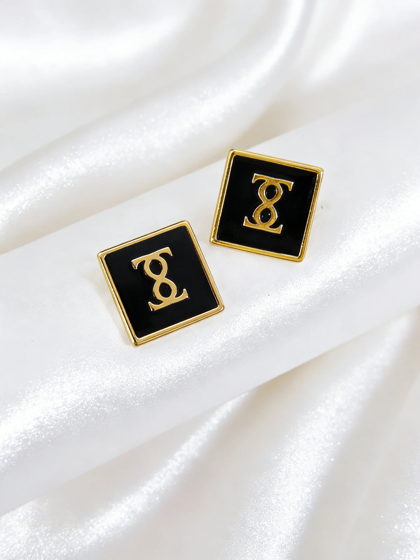 1 Pair of Fashionable Oil-Drip Letter Stud Earrings, Minimalist Gold Geometric Square Infinity Symbol Earrings