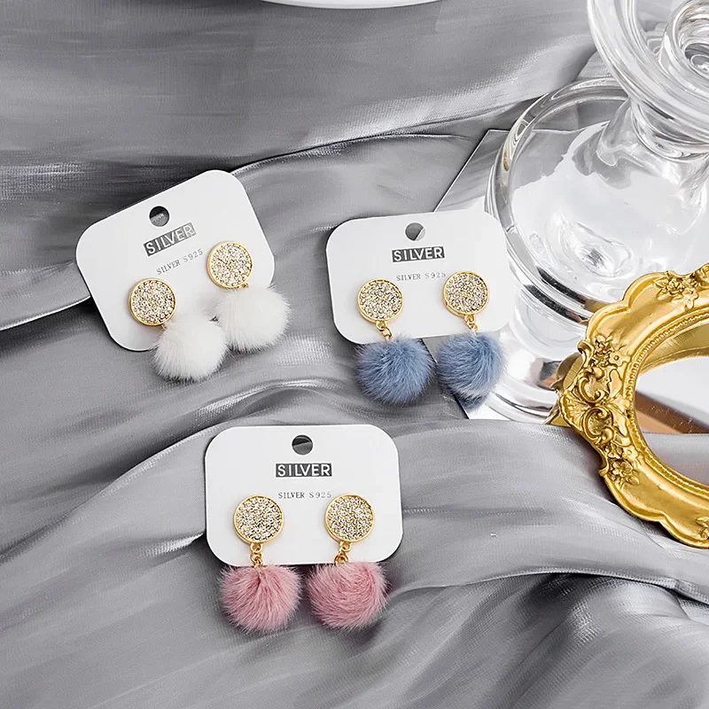 

Winter Round Ball Plush Dangle Earrings for Women White Copper Needle Anti-Allergy New Product Promotion