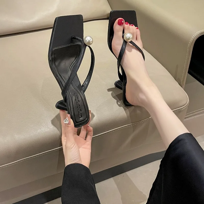 

Женские тапочки. Лето 2024, отдых, комфорт, элегантность, высокие каблуки с зажимом для носка, жемчужное украшение, водонепроницаемые высокие каблуки, вечеринка.