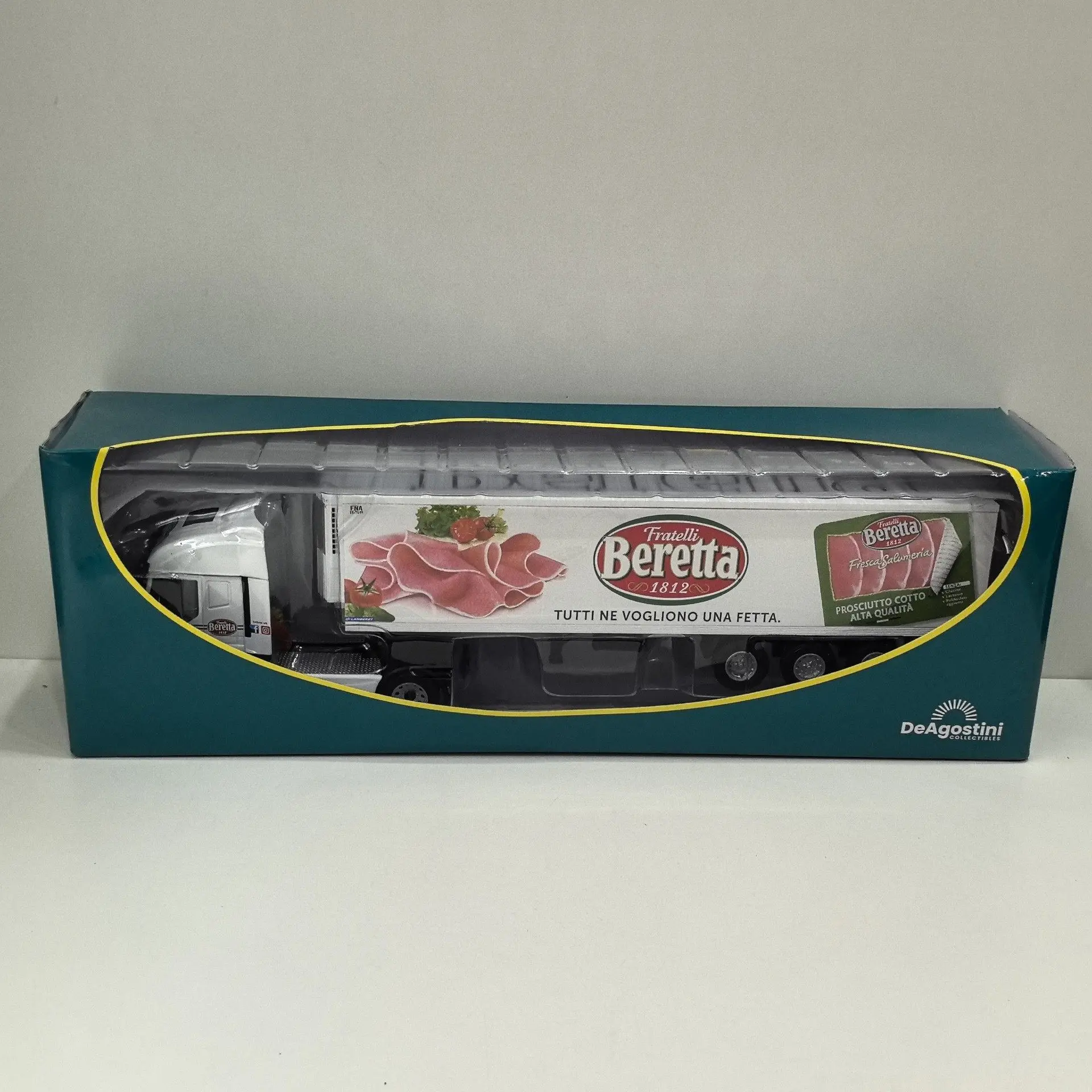

Масштабная модель грузовика-тягача Stralis 1:43 из литого металла с передней платформой из сплава T6 и пластиковыми элементами