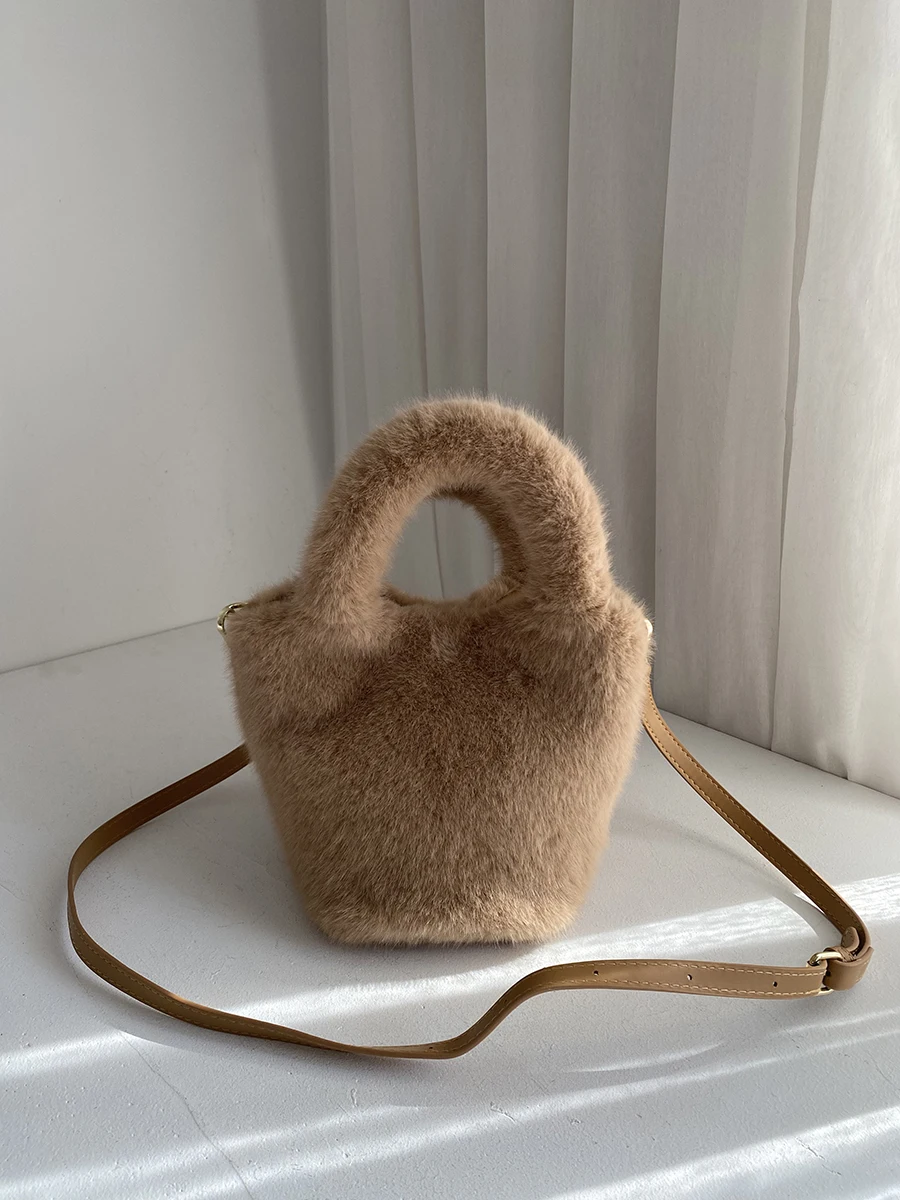 

Soft Luxury Rabbit Fur Handbag Women's Autumn Winter Faux Fur Buet Bag Crossbody Bag Vegetable Basket Bag Korean Sle