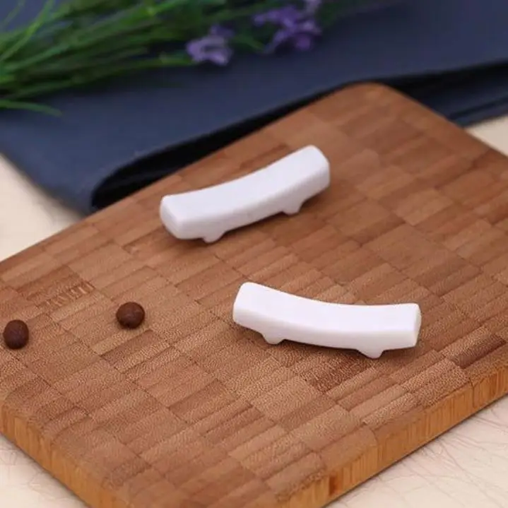 

100pcs Pure White Ceramic Chopsticks Holder Rack Chopsticks Holder Mat Chopsticks Care Fashion Kitchen Tableware SN4035