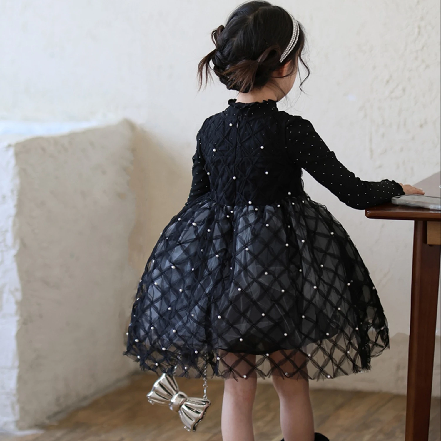 Girls' Vest Dresses Autumn New Sweet Girl Mesh Sleeveless Princess Dress Kids High Grade Pearls Decorate Knee-length Bell Gown