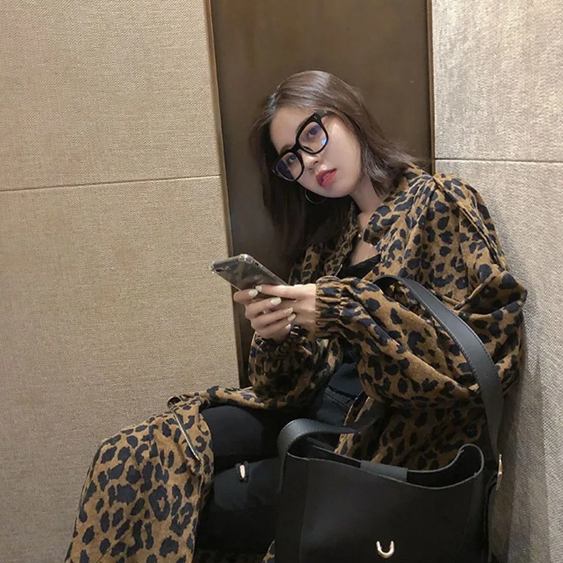 เสื้อโค้ทลายเสือดาวสไตล์วินเทจสำหรับผู้หญิง เสื้อคลุมยาวปานกลาง สไตล์สตรีทแวร์ Y2k เสื้อผ้าผู้หญิงสำหรับฤดูใบไม้ร่วง สไตล์เกาหลี เสื้อแจ็คเก็ตทำงาน