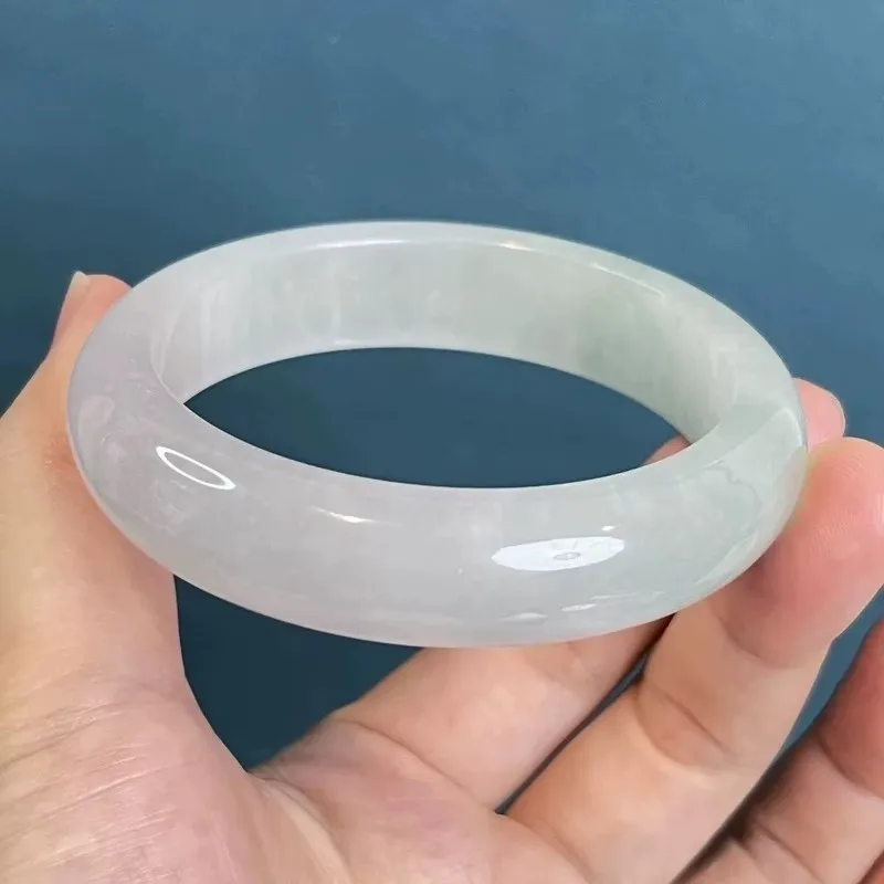 Bracelet en jade de type jadeite glacé vert clair, jade noble de concubine