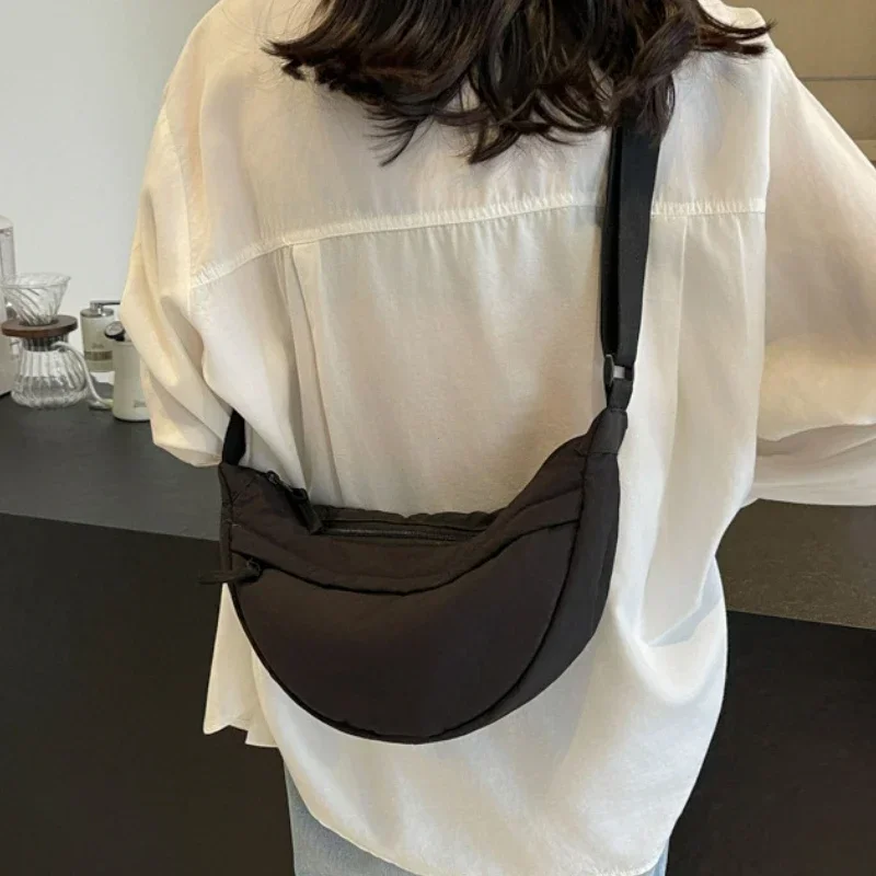 حقيبة كتف من نسيج النايلون جديدة ذات سعة عالية للنساء حقيبة ساعي البريد عبر الجسم حقائب كتف هوبوس متعددة الاستخدامات