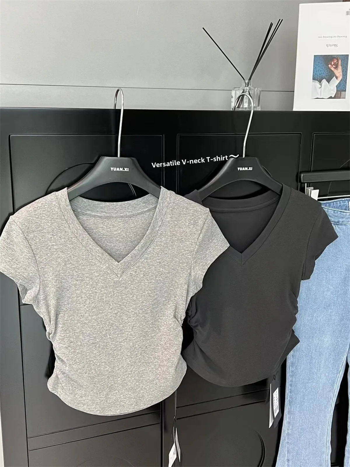 슬림핏 반팔 브이넥 티셔츠 여성 미니 기장 사이드 플리츠 디자인 만능 티셔츠 한국 스타일 단색 여름