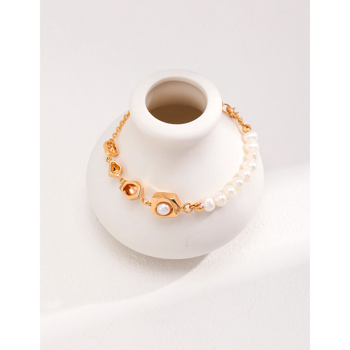 

Brand new S925 sterling silver plated with 18K gold | Pearl bracelet length 16+3cm 101620