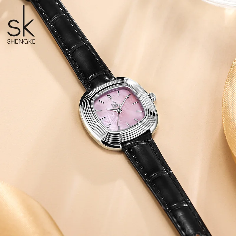 ساعة يد نسائية أنيقة، سترابا جلدية متطورة ومتعددة الاستخدامات، هدية مثالية لصديقتك، وإكسسوار نسائي.