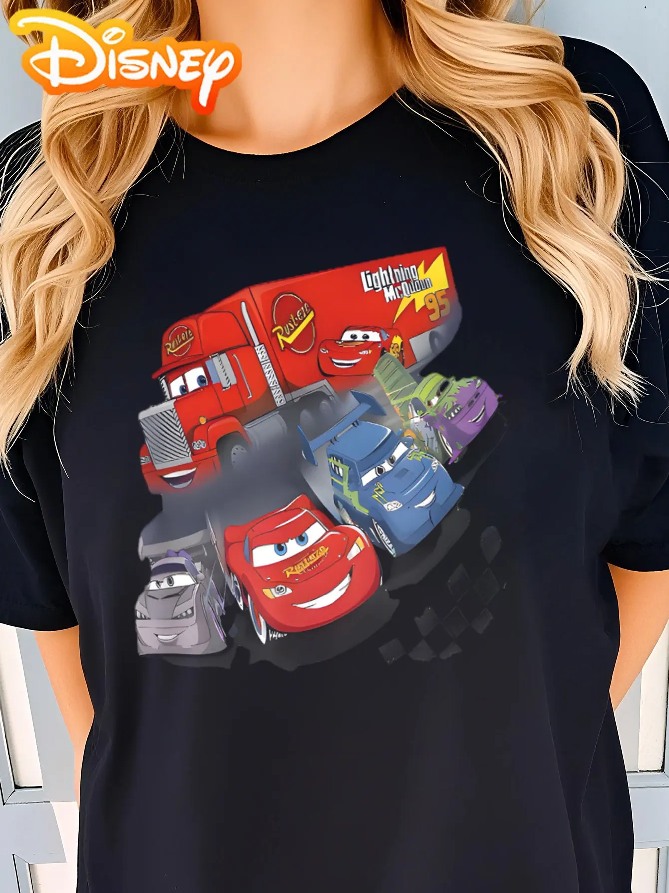 

Женская футболка Pixar Lightning McQueen&Friends — приталенный повседневный топ с короткими рукавами и ярким принтом персонажей