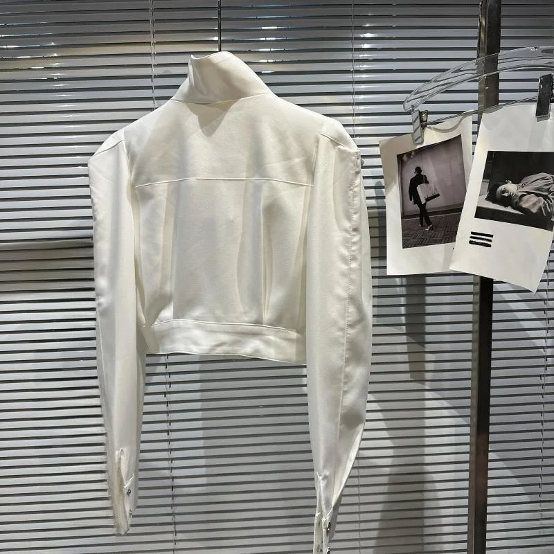 Jaqueta Curta com Almofada de Ombro e Fivela de Metal para Meninas Atrevidas Tendência de Moda Outono 2025 Estilo de Rua Top ...