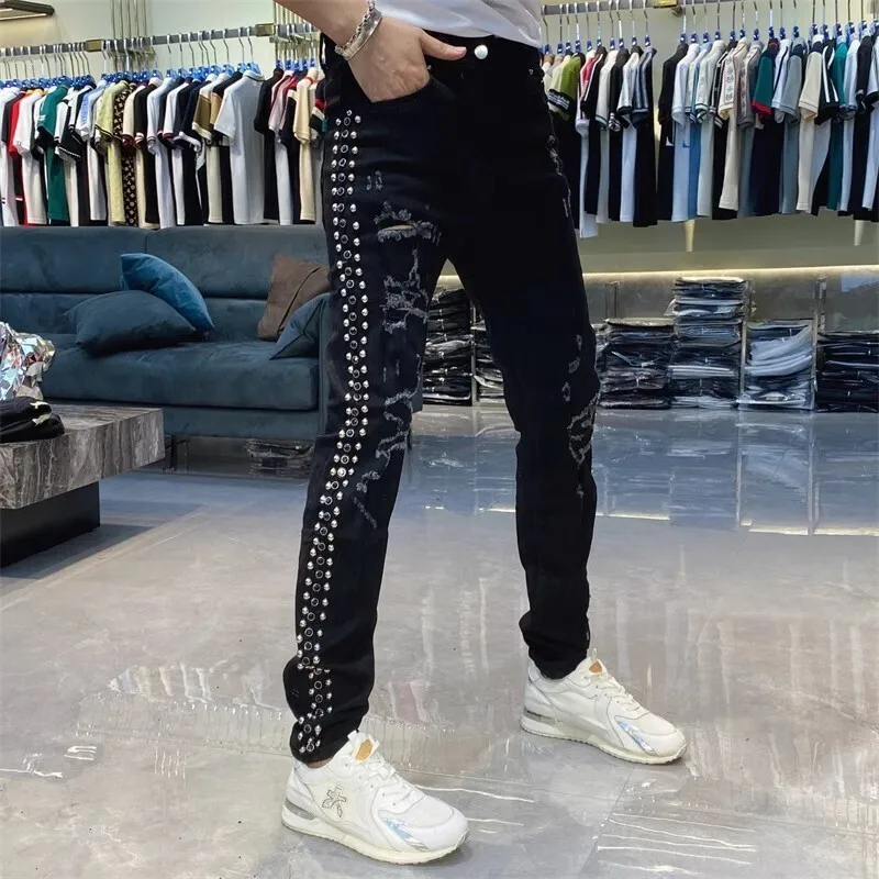 Siyah 2024 elastik Slim Fit tahrip yırtık pantolon Homme sıska Rhinestones streç Denim pantolon Streetwear perçin erkekler kot