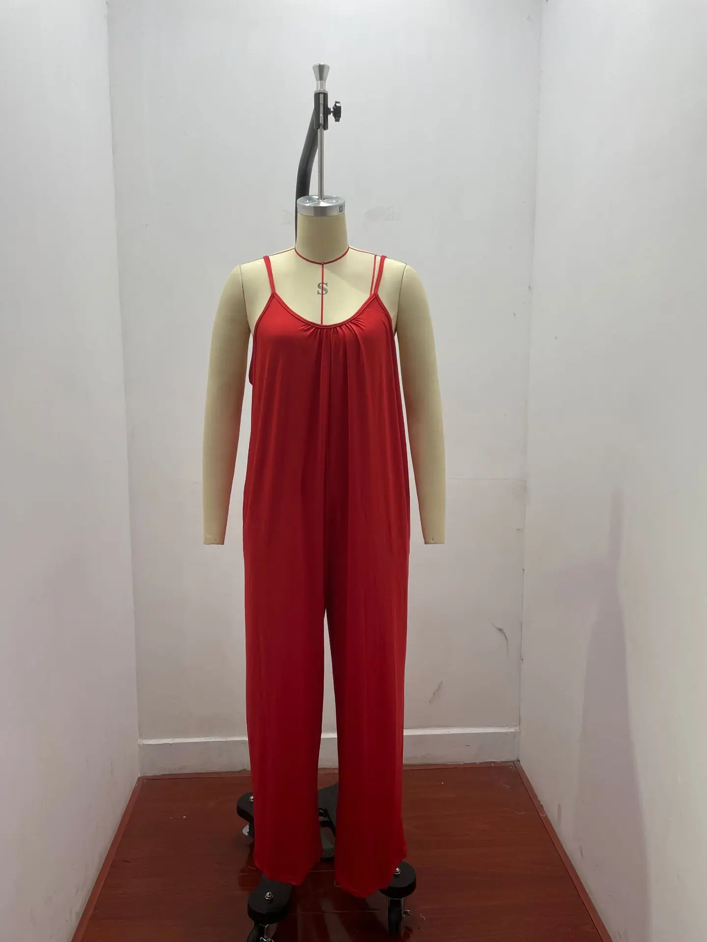 Jumpsuit suspender wanita 2023 Jumpsuit kaki lebar kasual saku warna polos longgar mode baru musim panas