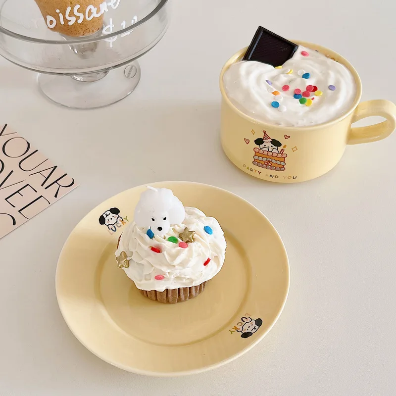 Pires e xícara de cerâmica pintados à mão, copo de café bonito, feliz aniversário, alto valor de cor