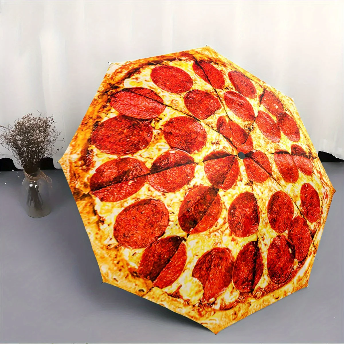 

Складной зонт. Дизайн зонтика представляет собой реалистичный рисунок пиццы с кусочками пеперони, расплавленным сыром и золотым кругом.