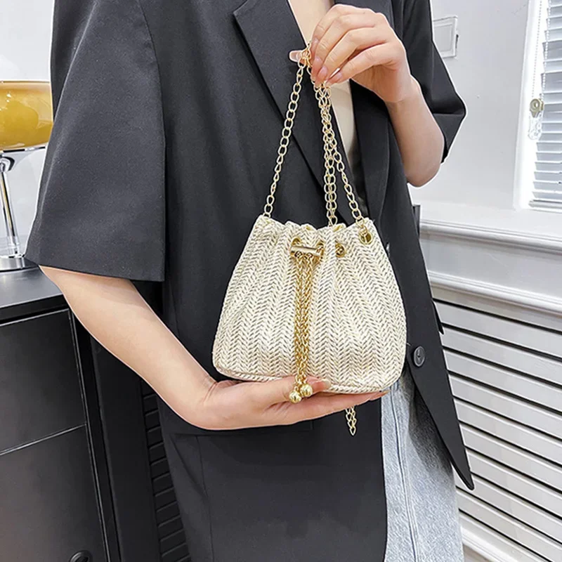 Straw Woven Bag New Small Bucket Bag Women's Metal Chain Fashion Beach Handbags Casual Shoulder Crossbody Bags 2023 Beige Purse