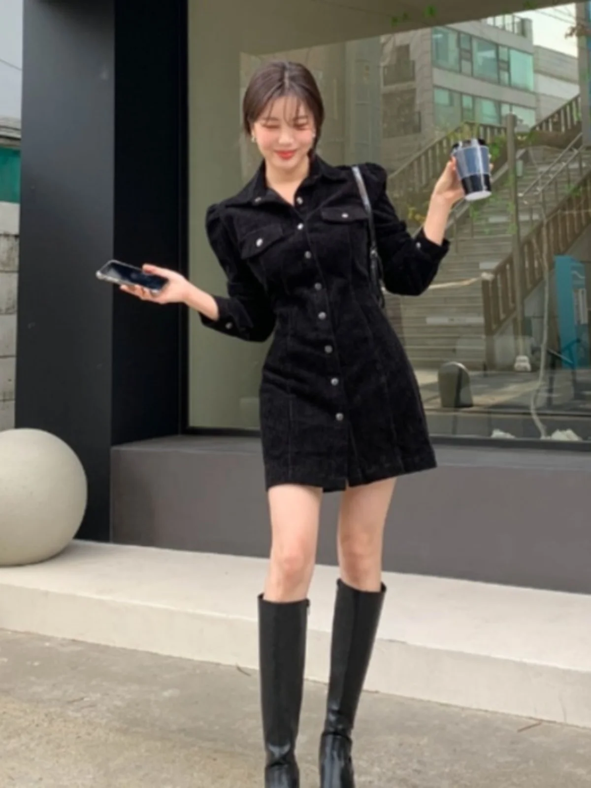 Vestido de Corduroy Chic F Moda de Outono 2024 Novo Retro com Gola Reversível e Botão Único Cintura Alta Vestido Preto...