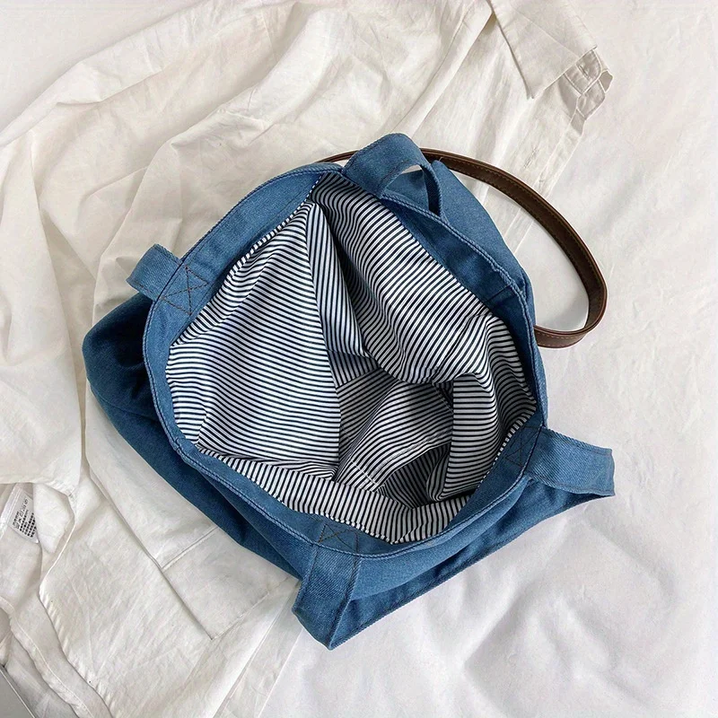 Sac fourre-tout en denim chic, sac à main polyvalent, sac à bandoulière avec sangle d'appoint en cuir, parfait pour les tenues quotidiennes décontractées pour femmes