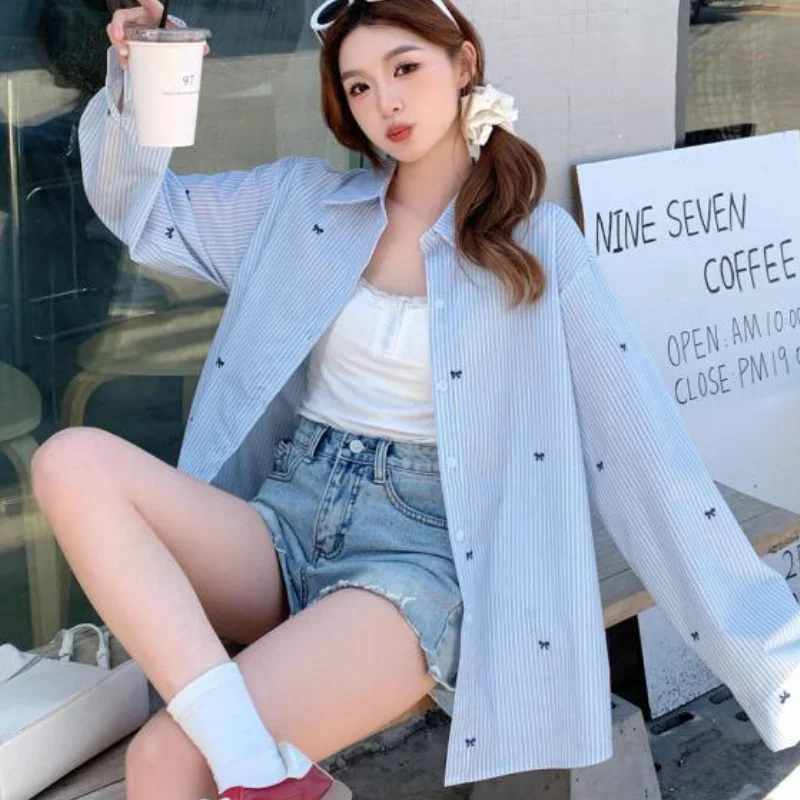 

Модная женская рубашка из солнцезащитной ткани с бантом и принтом, свободного кроя, синяя в полоску, с длинным рукавом, новая модная повседневная верхняя одежда для весны и лета