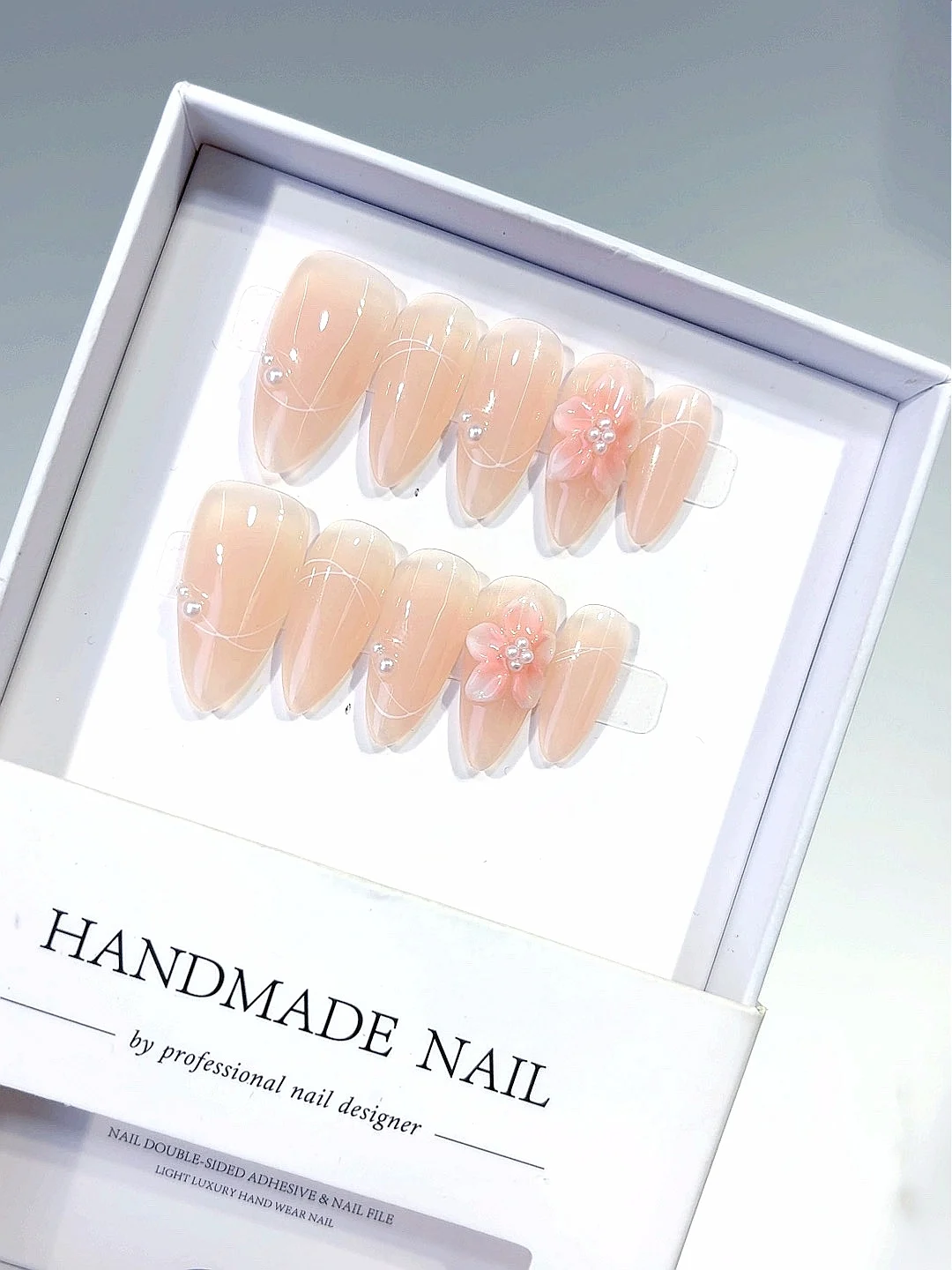 เล็บปลอมสีชมพูนู้ดประดับดอกไม้ 3 มิติ มุก และคริสตัลทรงอัลมอนด์ สำหรับผู้หญิง (C442)