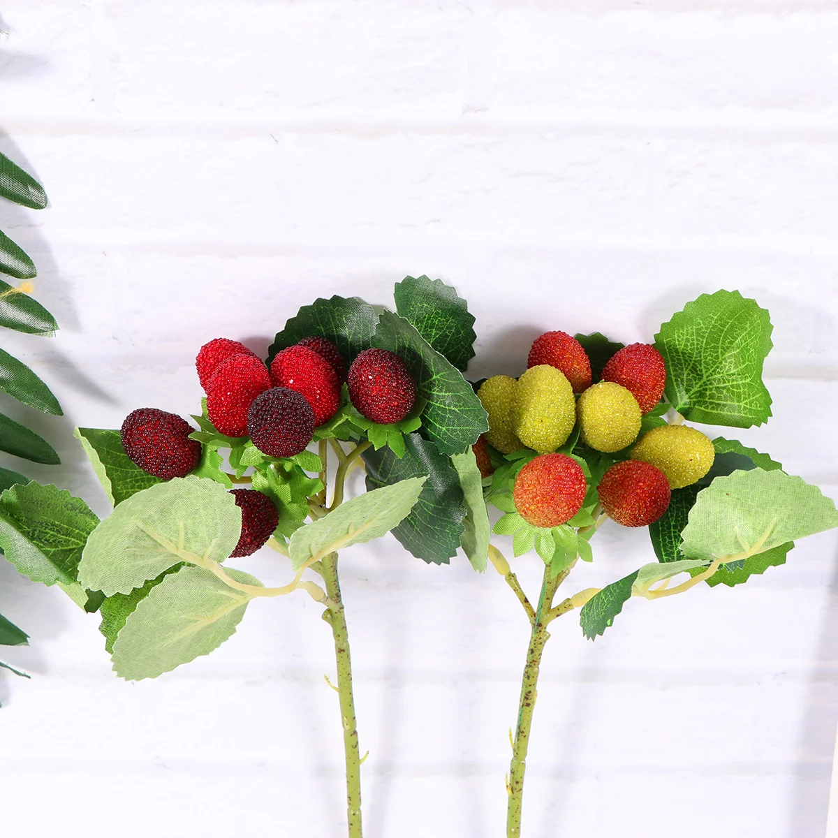 

2Pcs Plastic Strawberry Artificial Fruit Red Green Lifelike Desktop Decoration for Fruit Shop Kitchen Party Photography Prop