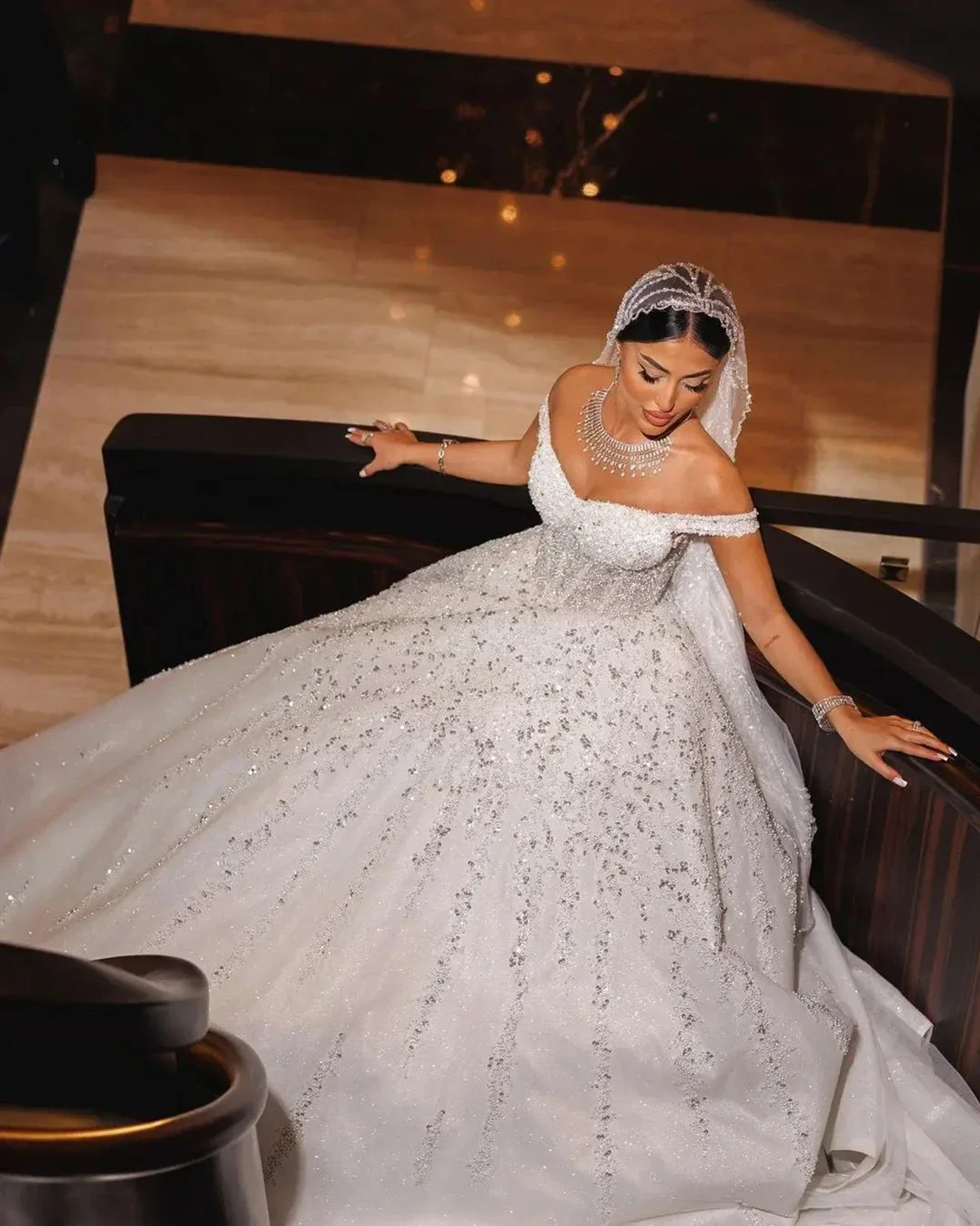 カスタマイズされた控えめな恋人シャイニービーズ真珠 A ラインのウェディングドレス Vestidos デノビアオフショルダー高級ブライダルドレス