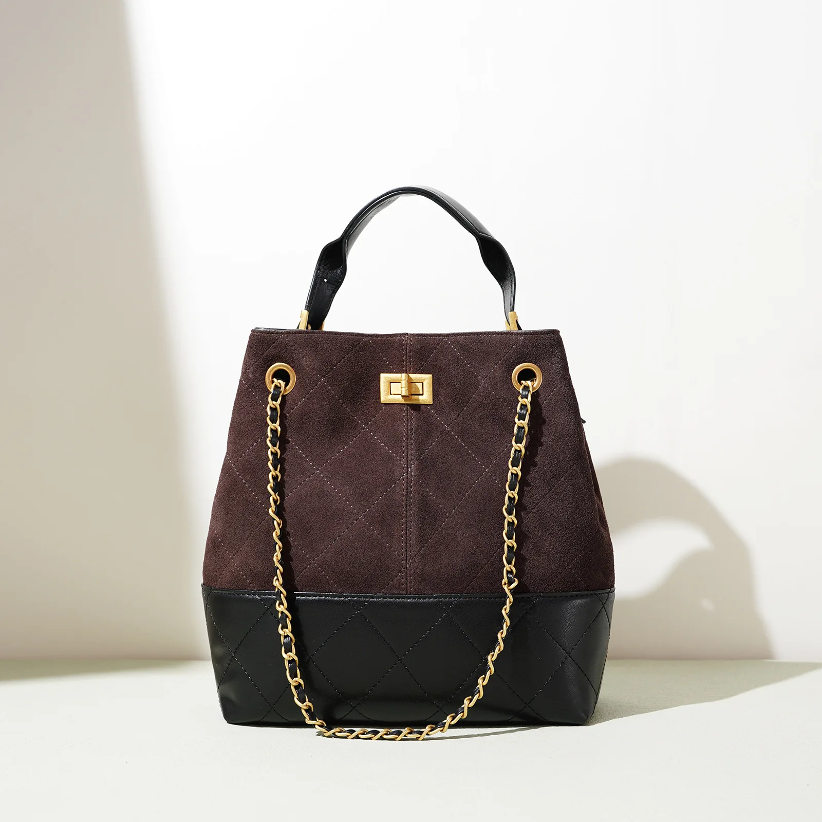 حقيبة نسائية من الجلد الطبيعي حقيبة دلو فاخرة مع حزام سلسلة مبطن بسعة كبيرة حقيبة كتف محمولة باليد