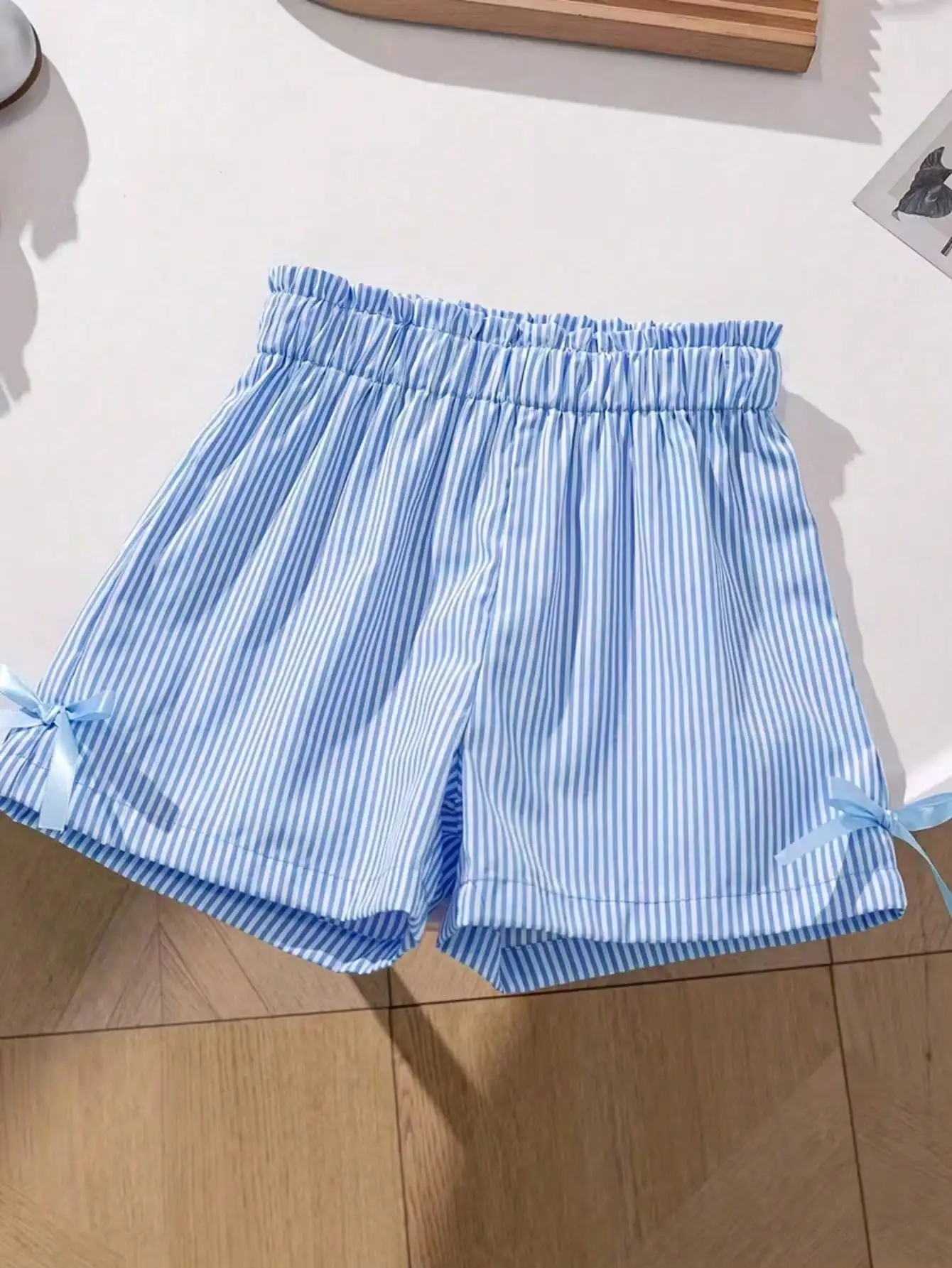 Modisches zweiteiliges Set für Mädchen: rosa-weiß gestreifter Rundhalspullover mit Schnürung, Schleife und Rüschenrand + rosa gestreifte Schmetterlings-Shorts. – Detail 21