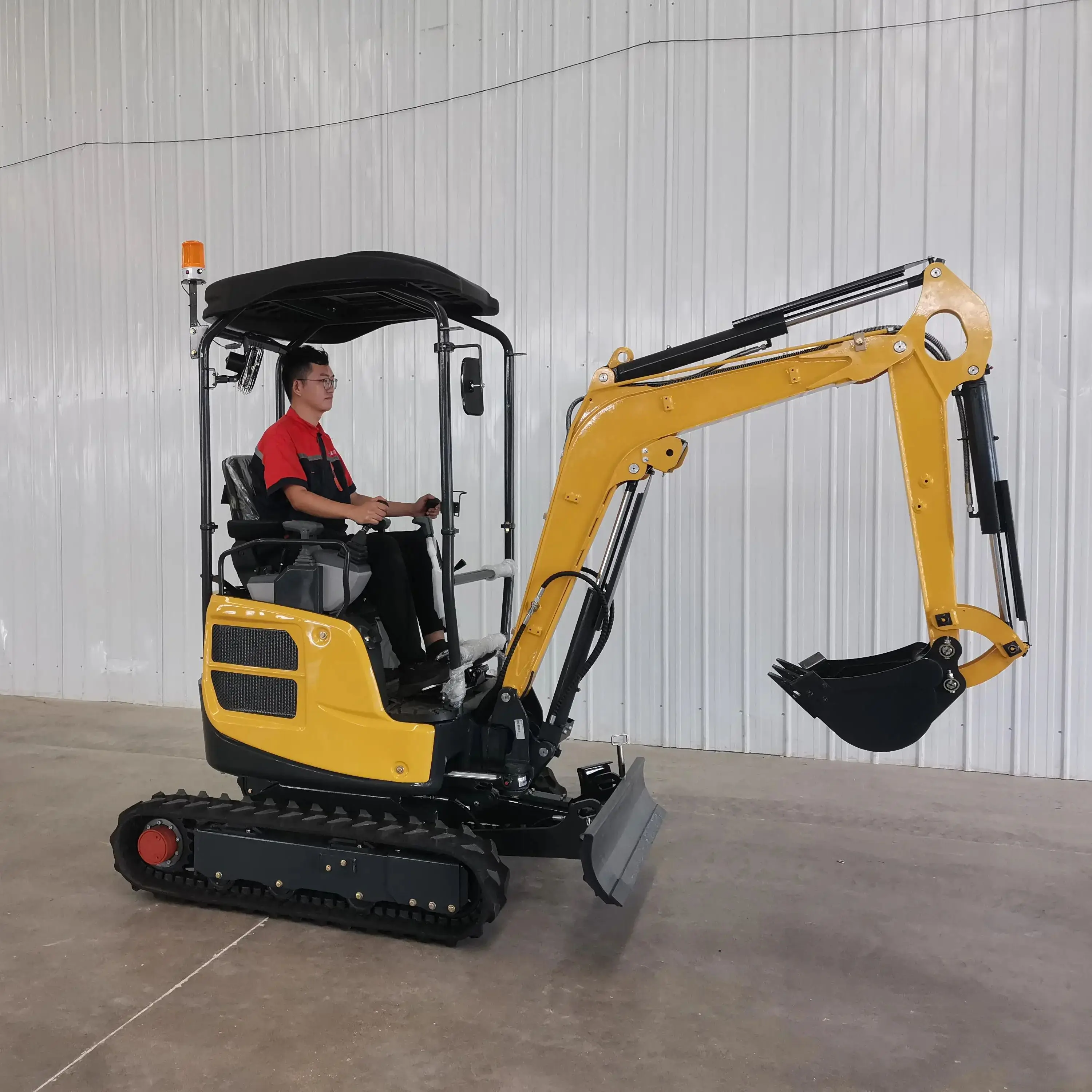 庭や農場用の小型ミニショベル、1.8トンと2トンの容量のコンパクトショベル販売中