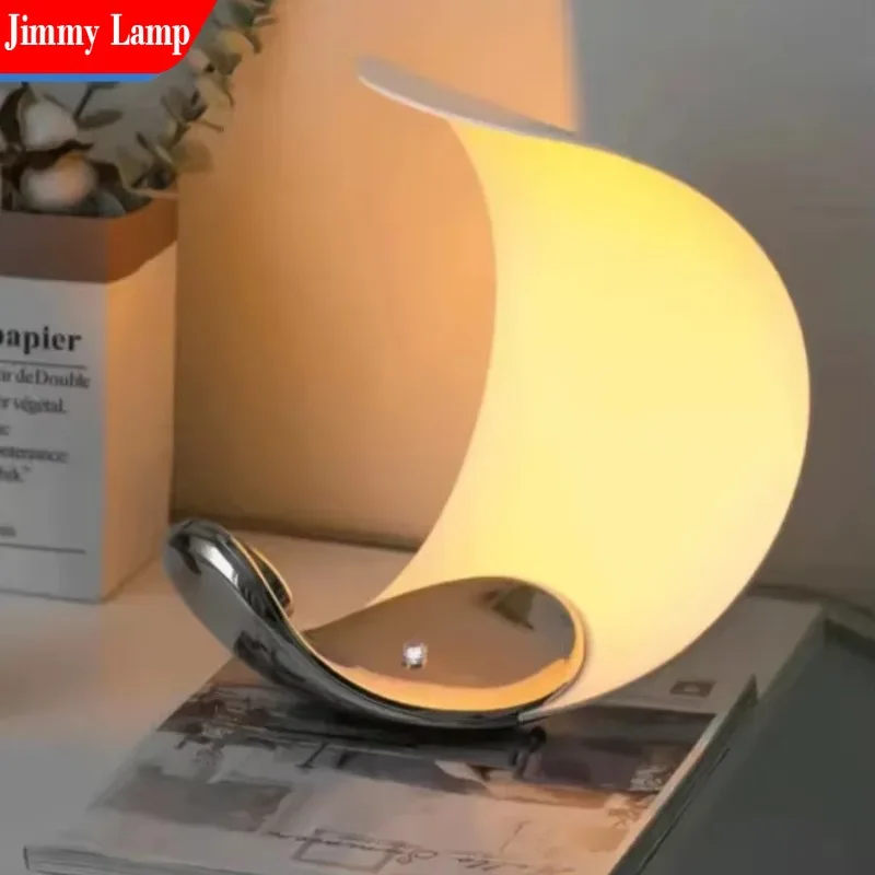 مصباح طاولة قمر منحني فني تصميم منحني حديث لغرفة النوم والدراسة ومنضدة الديكور وأجواء الإضاءة LED