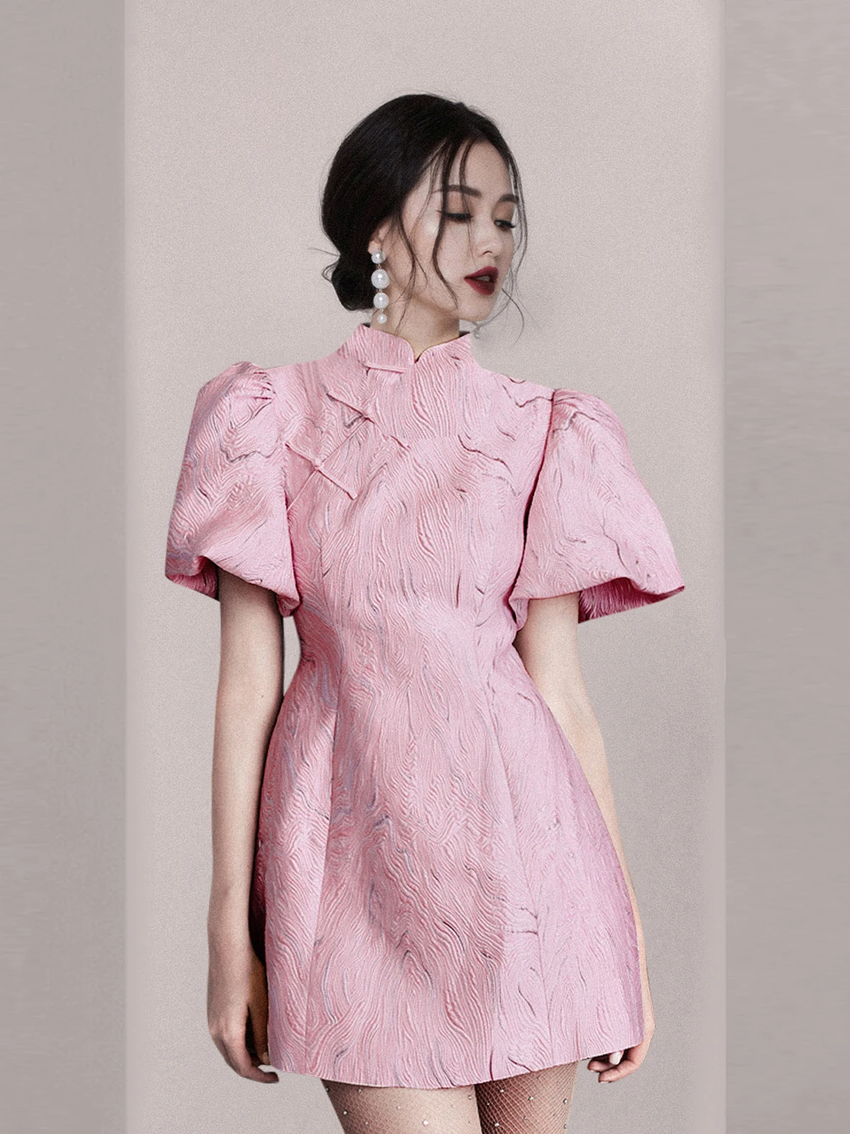 

Весна 2026: Новая розовая модная короткая ретро-платье-рубашка для женщин, повседневная одежда с коротким рукавом, цветная, для ежедневной носки