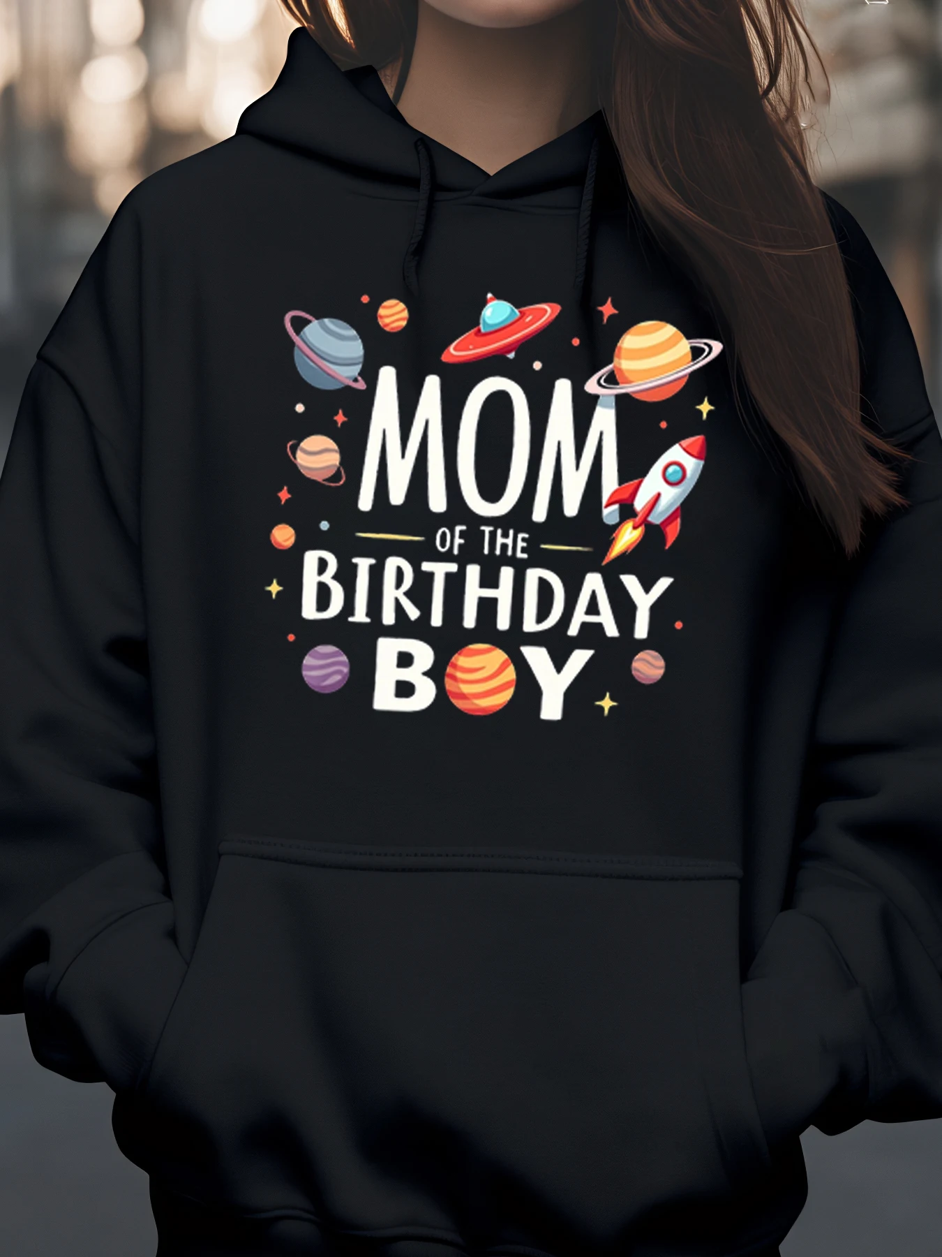 Bluza z kapturem z nadrukiem o tematyce kosmicznej dla mamy urodzonego dziecka, idealna na przyjęcie urodzinowe dla mam.