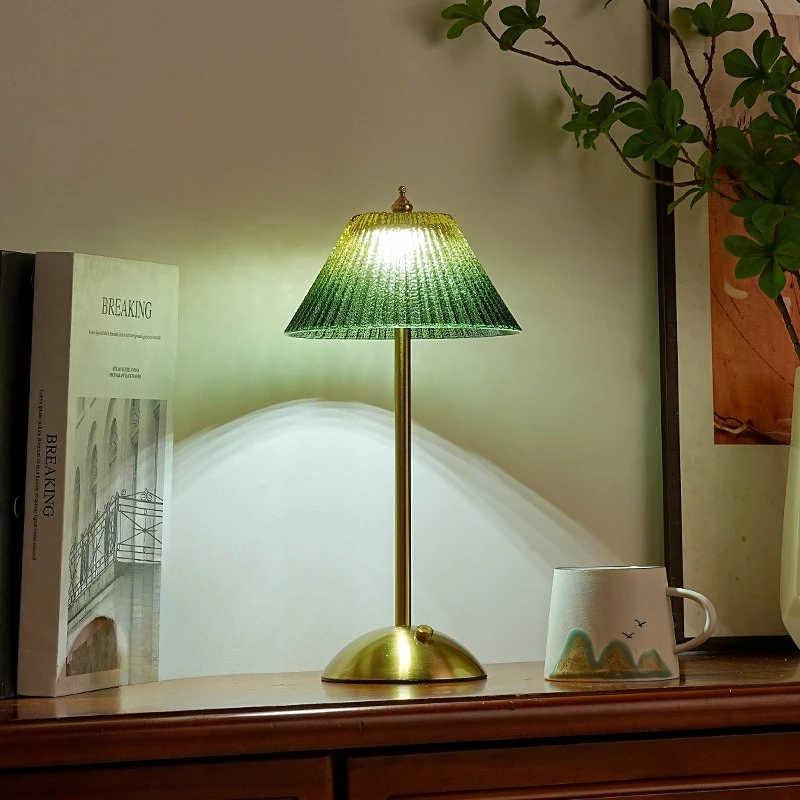 2026 Retro Ribbed Vintage Wedding LED Cordless Touch Rechargeable Luxury Restaurant Decor Green Pleated Glass Table Lamp
