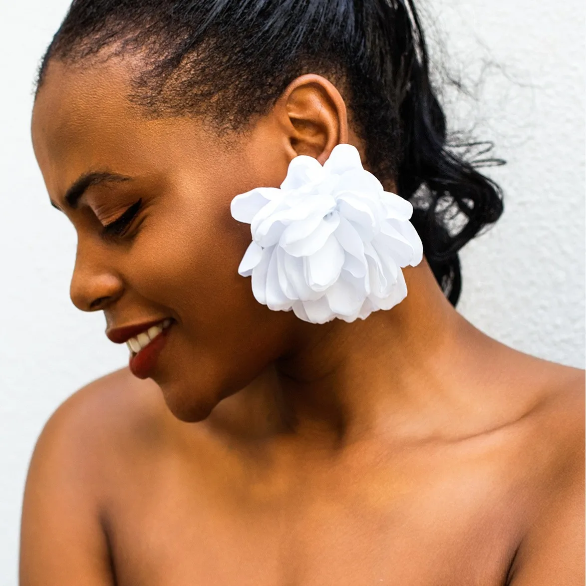 

2025 Fashion accessories, exaggerated fabric, design, big flowers, studs, niche floral earrings, mother's day gifts