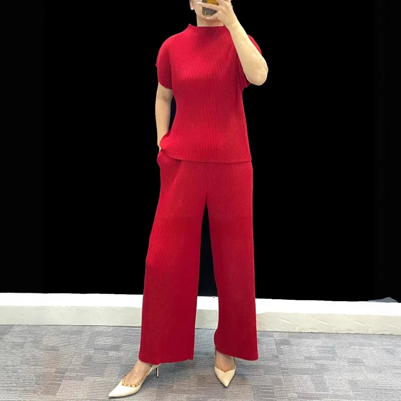 

Комплект Miyake: плиссированная женская футболка 2026 года, новая модная простая модель с коротким рукавом и прямые широкие брюки для повседневной носки