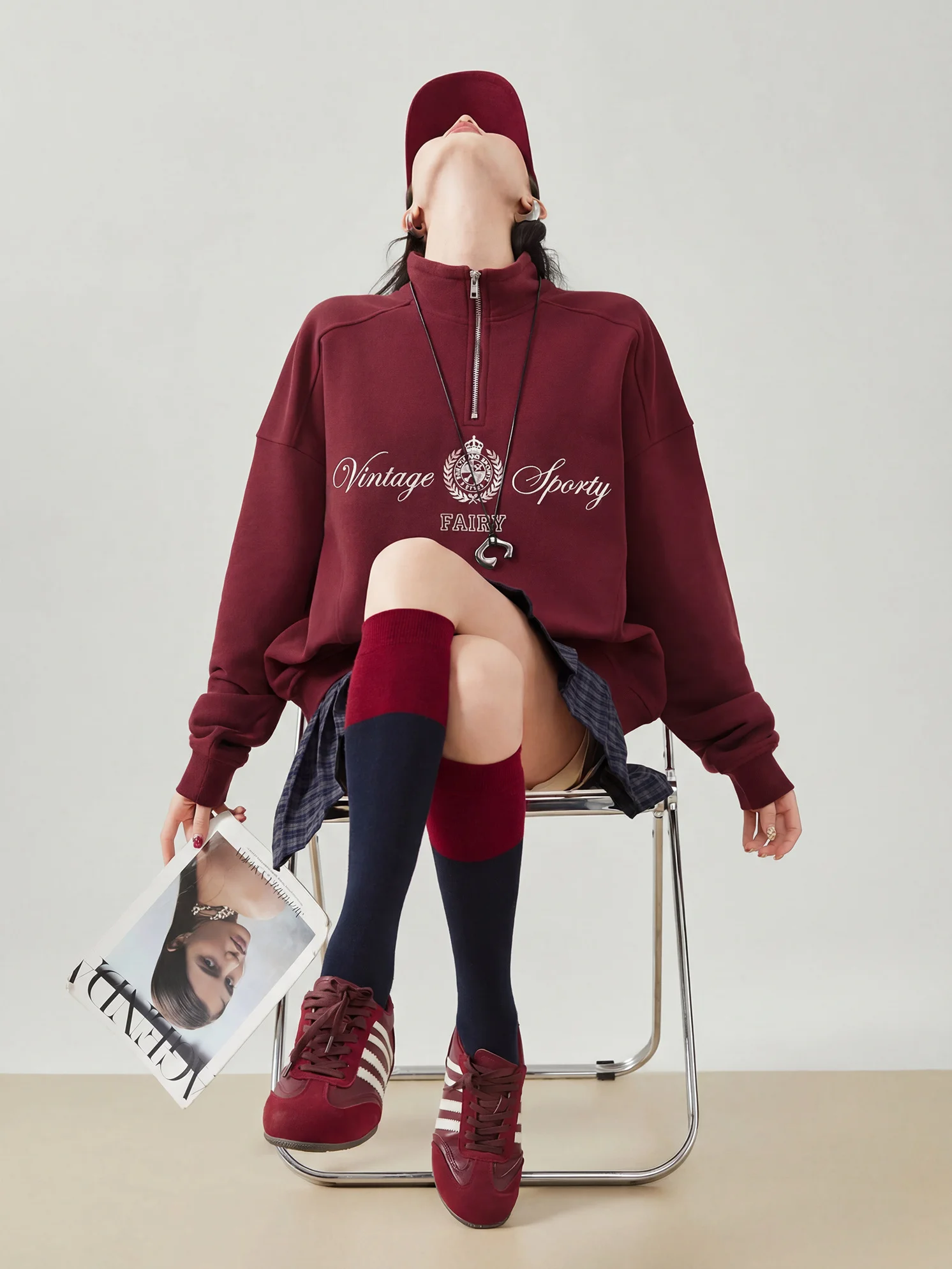 

Женский свитшот в стиле ретро с вышивкой красными буквами, повседневный, свободного кроя, с высоким воротником, универсальный, удобный топ