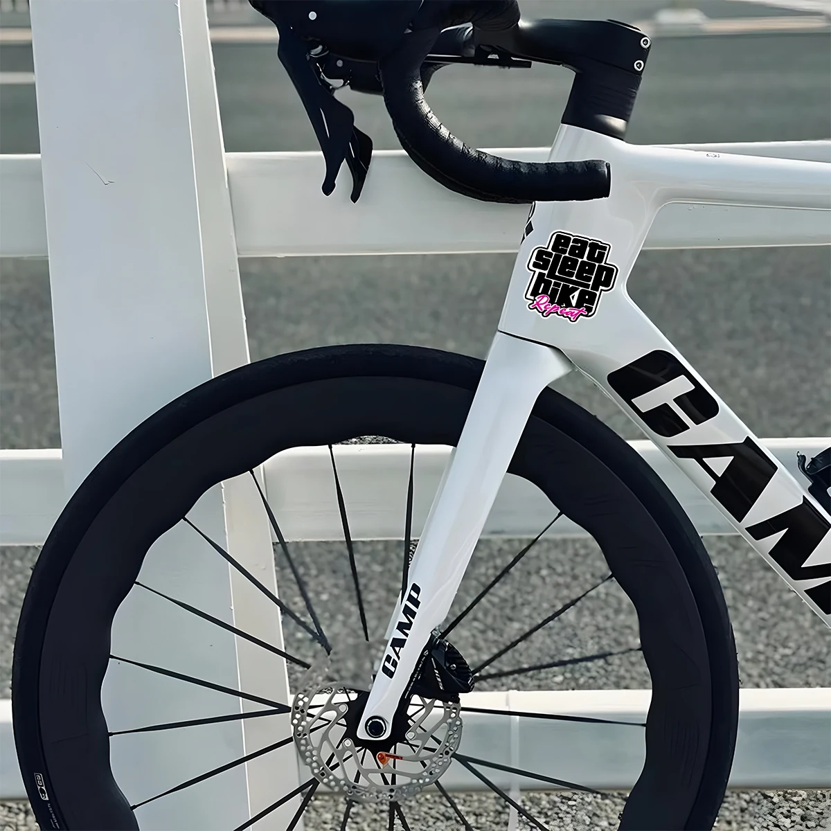Stiker dekoratif "makan sepeda tidur" yang dipersonalisasi, helm, dan alat pelindung cocok untuk bodi sepeda