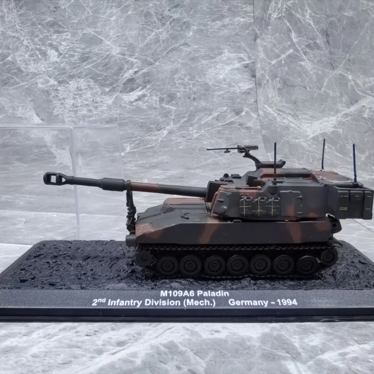 1/72 American M109A6 self-propelled howitzer 1994 (alloy（main body）+plastic material) model ornament