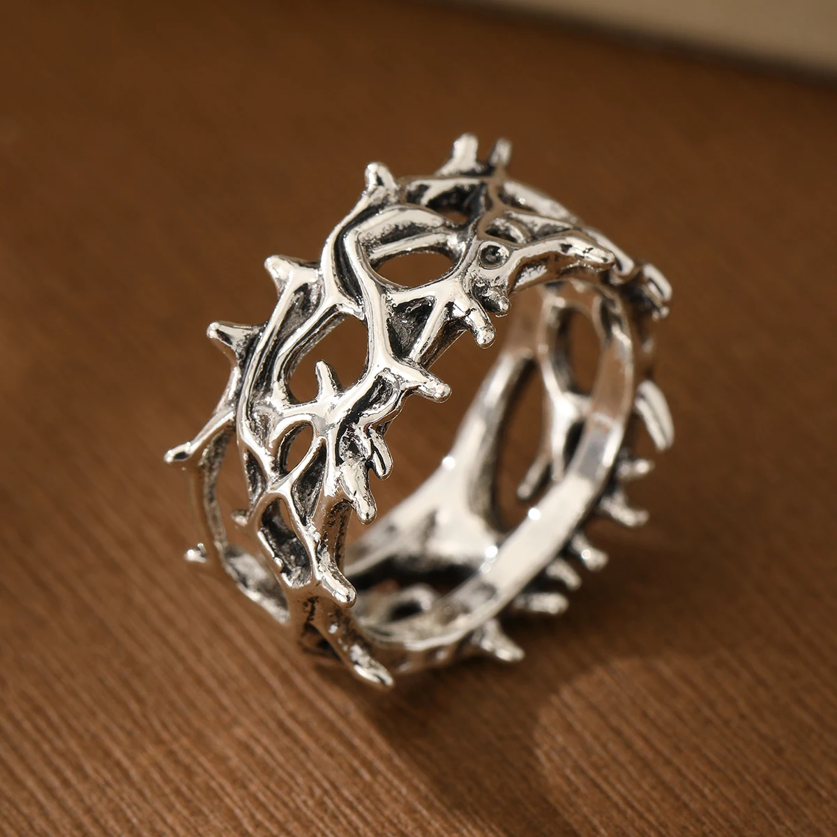 Kreativer Retro-Gothic-Dornenring, Kupfermaterial, Damen-Mode-Anime-Cartoon-Ring, geeignet als Geschenk.