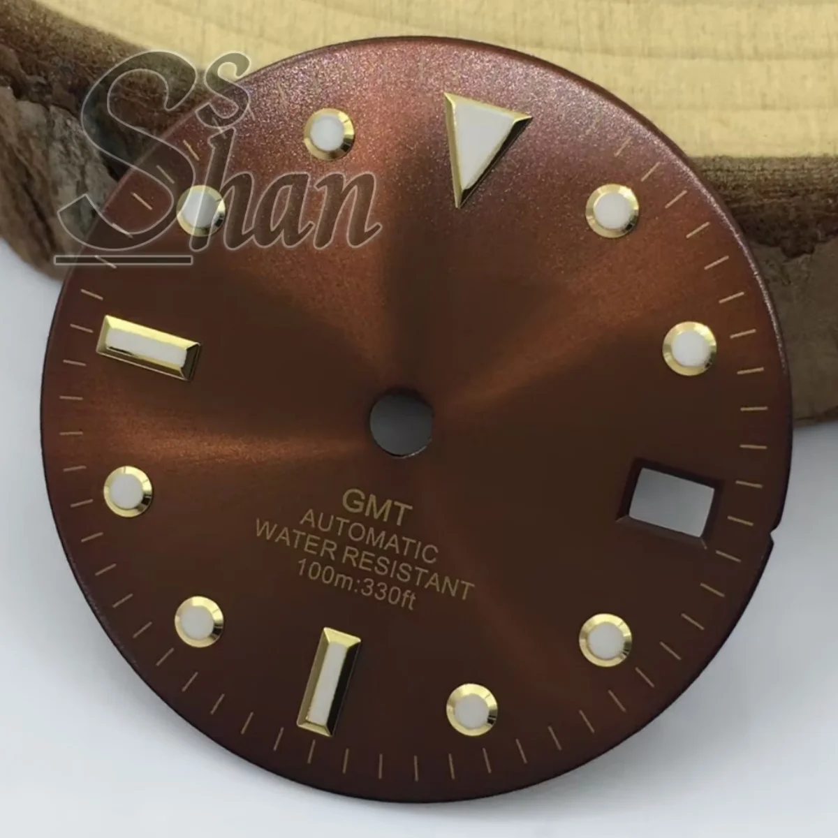 Das 29-mm-Sunburst-Zifferblatt NH34A mit braunem Sunburst-Zifferblatt ist mit dem Automatikwerk NH34A GMT mit Datumsfenster ausgestattet