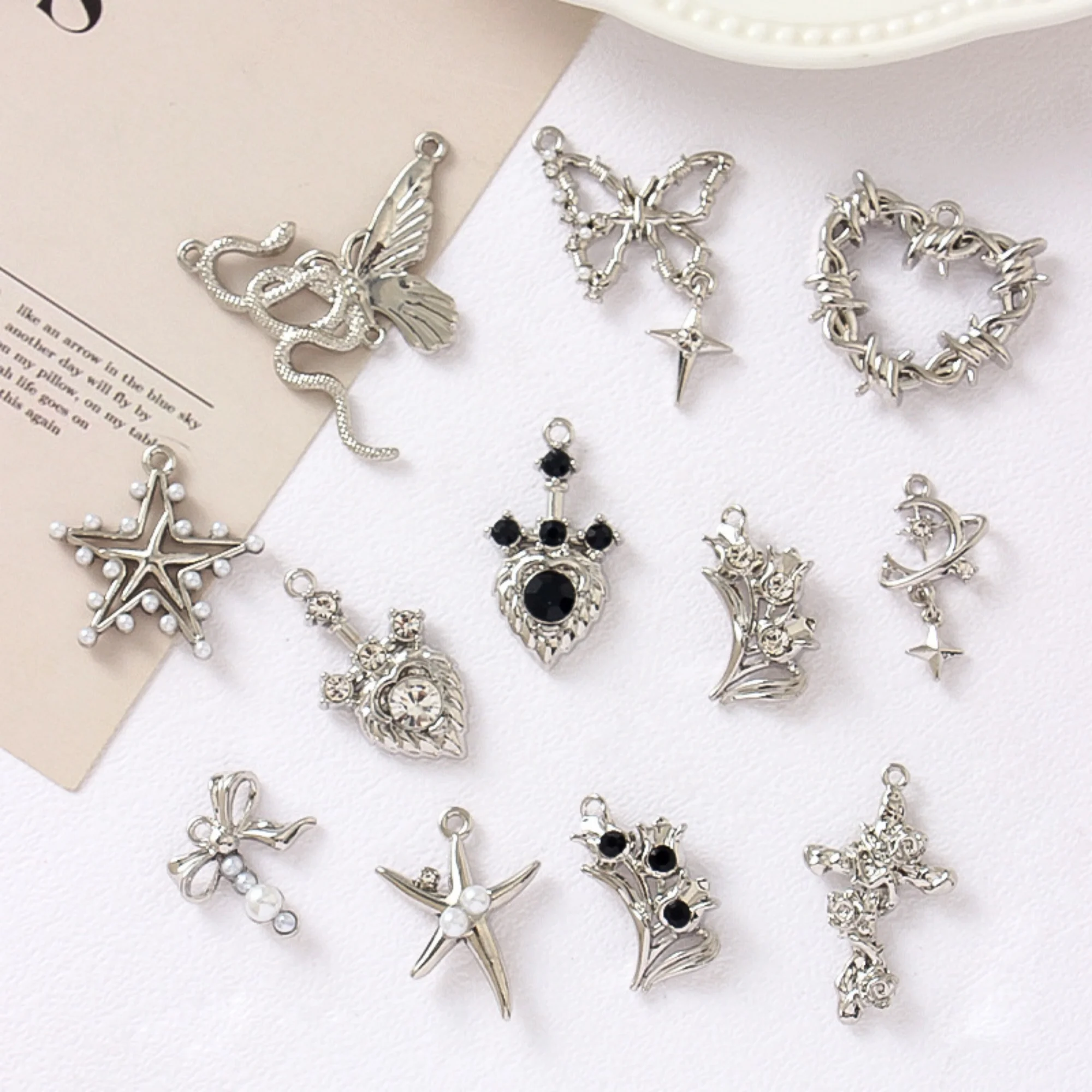 20 pendentifs papillon en alliage K blanc, motif serpent, pour la fabrication artisanale de bijoux (bracelets, colliers), accessoires de mode polyvalents et tendance