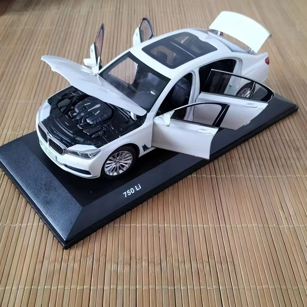 Die-cast 1:18 Scale BMW 750LI 7 Series Extended Edition Sedan