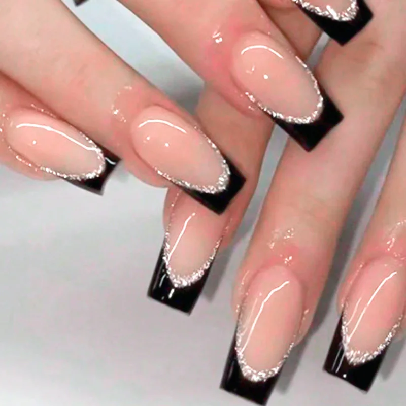 Mittellange quadratische künstliche Nägel für Frauen und Mädchen, schwarz-weiß im französischen Stil mit silbernen Glitzerstreifen, vollflächige Press-on-Kunstnägel.
