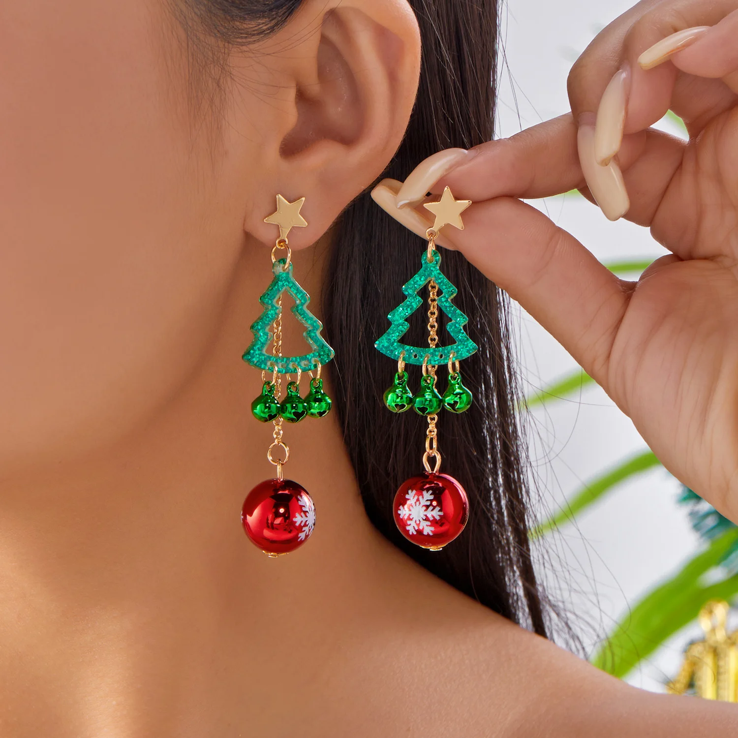 Weihnachtliche Hohle Weihnachtsbaum-Glocken Runde Kugel-Ohrringe für Frauen Schneeflocken-Sterne Pailletten Glühbirnen-Quasten-Ohrringe Festlicher Schmuck Geschenk