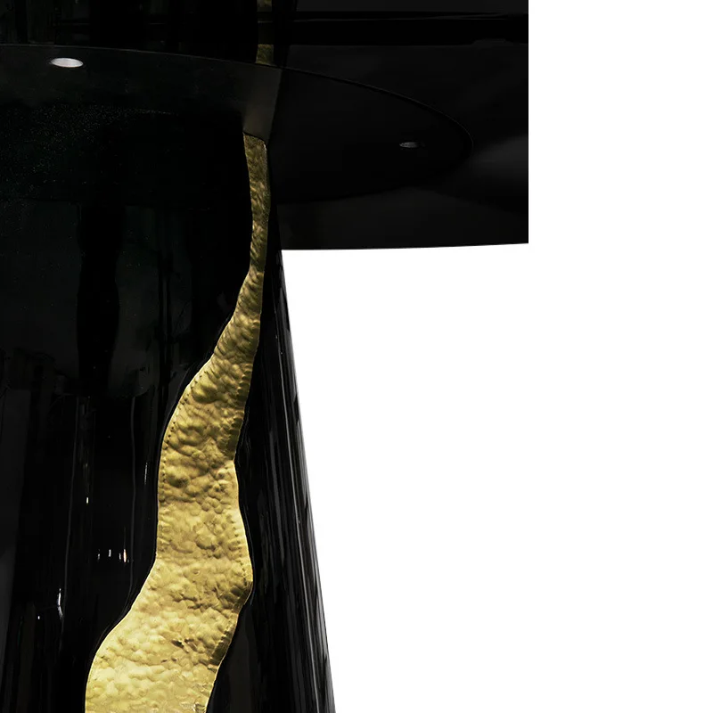 Простой черный обеденный стол