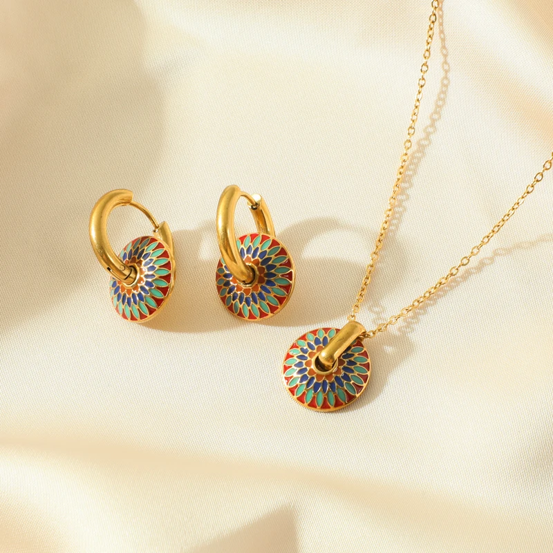 Women's Retro Round Flower Pattern Necklace Earrings Set